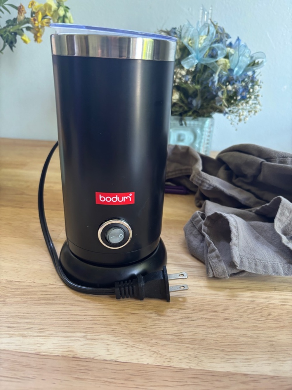 Bodum Matte Black Electric Milk Frother with Stainless vs Trim